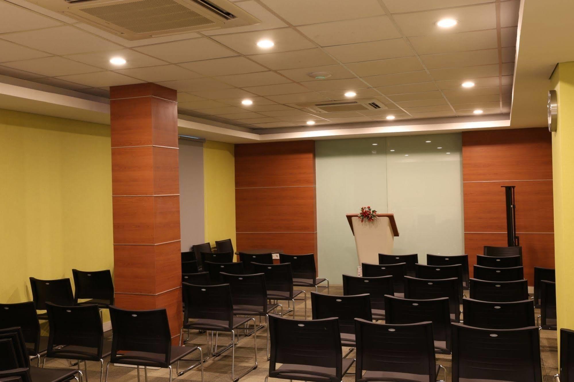 Citihub Hotel @ Pecindilan Surabaya Luaran gambar